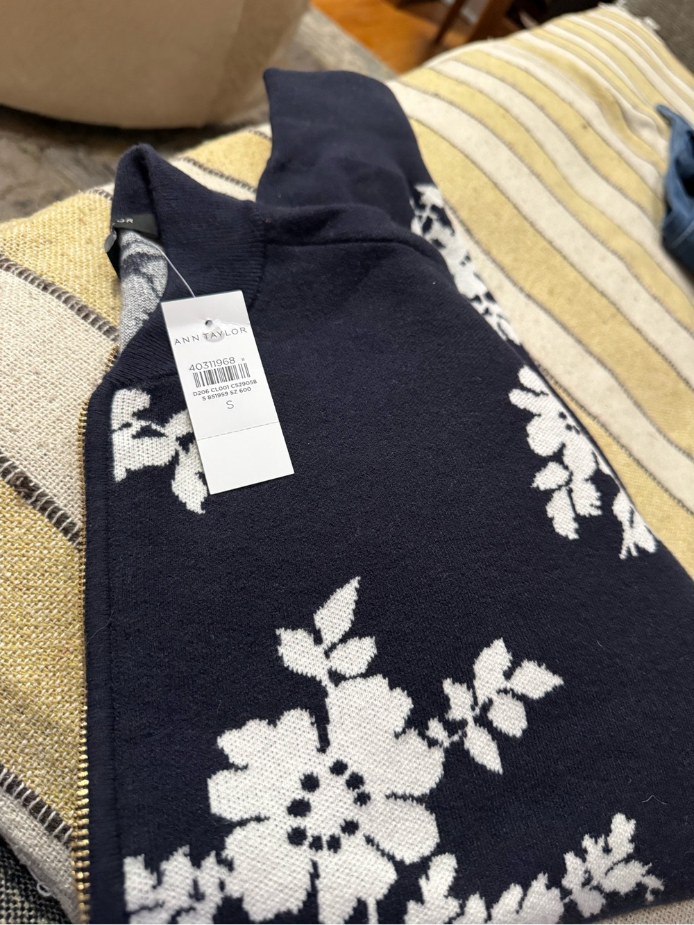 Ann Taylor Navy and White Floral Jacquard Bomber Cardigan Cotton Blend NWT Small - Picture 4 of 6